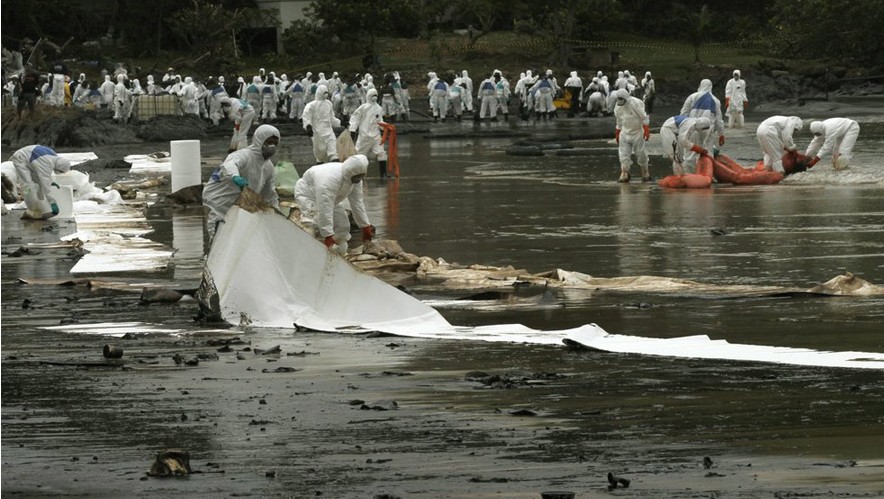 泰国50至70吨原油泄露蔓延至旅游胜地清理工作紧急进行