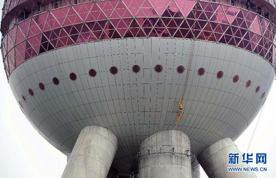 上海东方明珠塔迎来19年首次大清洗