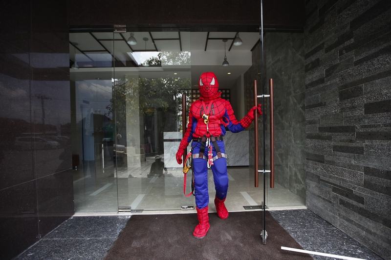 印尼门窗清洁工扮成蜘蛛侠勇攀78层高楼名声大噪