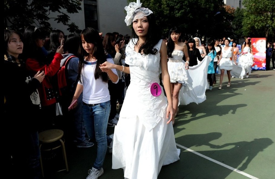 武汉大学生3米卫生纸造婚纱创意活动倡导低碳环保