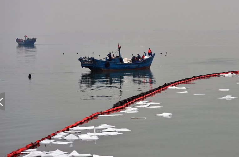 青岛输油管爆炸致海上油花污染面积达一万平方米难清理