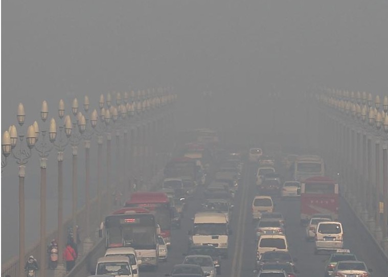 中国中东部遭雾霾侵袭多地空气质量重度污染