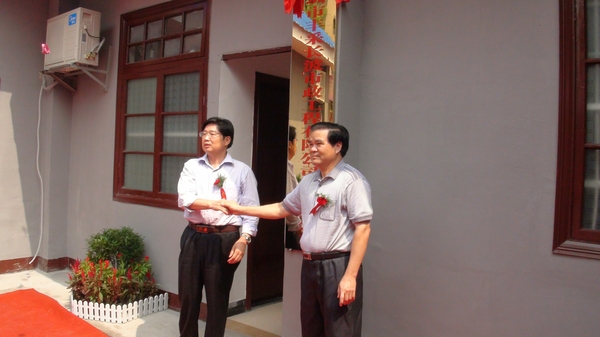 区委副书记、代区长李桂楚(左一)为丰采长波分公司成立揭牌