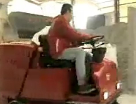 视频:意大利RCM MILLE 驾驶式扫地车